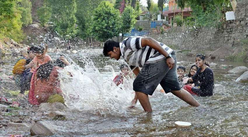 راولپنڈی: شہری گرمی کی شدت سے بچنے کے لیے مقامی پارک میں ..