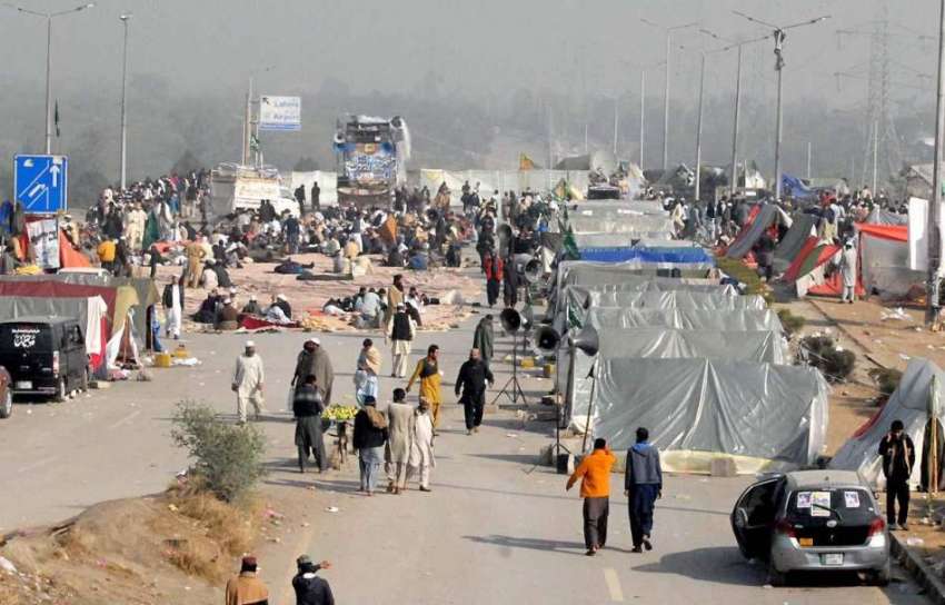 راولپنڈی: فیض آباد میں تحریک لبیک کے دھرنے کا منظر۔