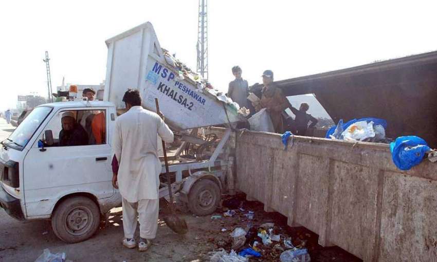 پشاور: ڈبلیو ایس ایس پی کے اہلکار کچرا ٹھا کر کچرادان میں ..
