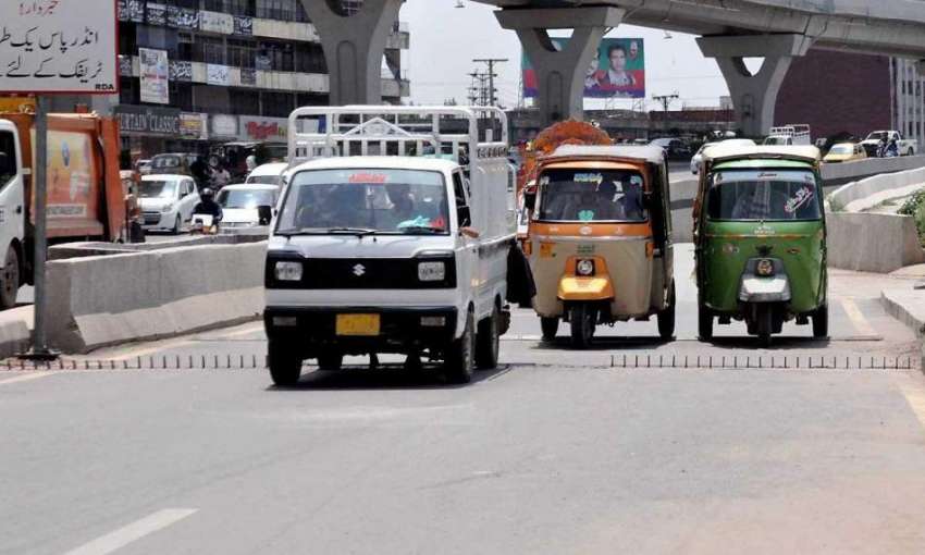 راولپنڈی: موتی محل انڈر پاس پر یک طرفہ ٹریفک کے لیے لگائے ..