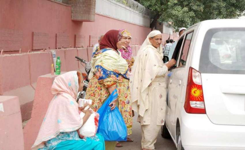 لاہور: خواتین پابندی کے باوجود نئے کرنسی نوٹ فروخت کرنے ..