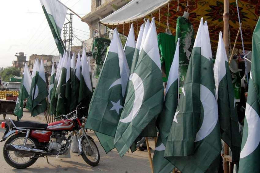 راولپنڈی: 14اگست کے آمد کے موقع پر دکانداروں نے پاکستا نی ..