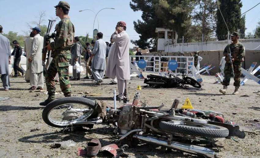 کوئٹہ: شہداء چوک کے قریب بم دھماکے کے بعد جائے وقوعہ پر موٹر ..