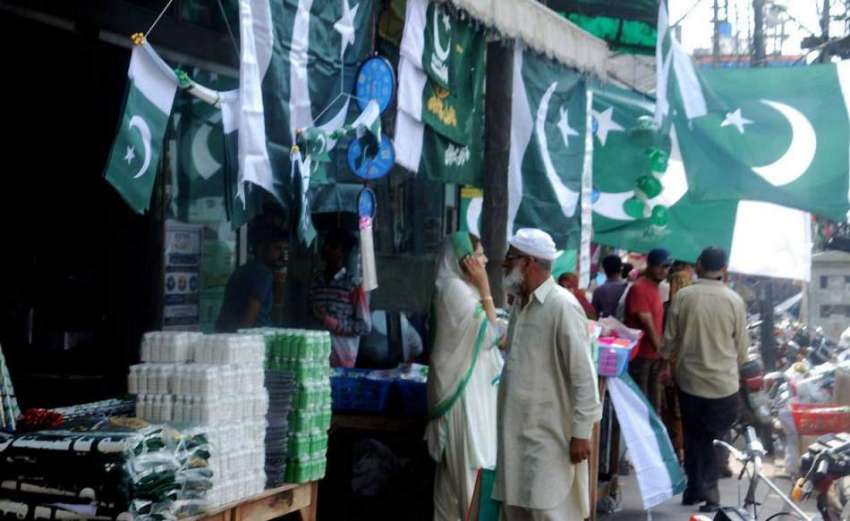لاہور: گنبت روڈ پر 14اگست کی مناسبت سے دکانداروں نے قومی پرچم ..