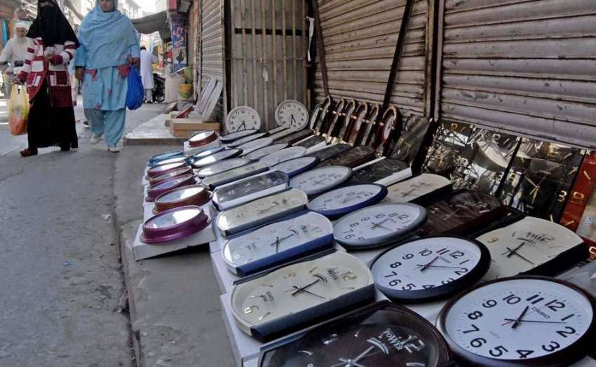 راولپنڈی: جمعہ کی چھٹی کے باعث بند دکان کے باہر ایک محنت ..