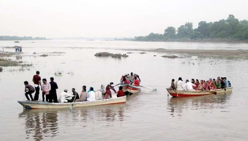 لاہور: شہری دریائے راوی میں کشتی رانی کی سیر سے لطف اندوز ..