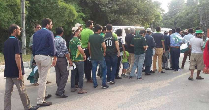 لاہور: ورلڈ الیون اور قومی کرکٹ ٹیم کے درمیان میچ دیکھنے ..