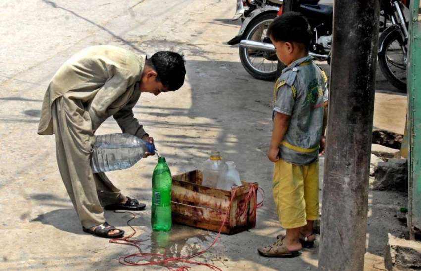 راولپنڈی: پیر ودھائی کے علاقہ میں پانی کی کمی کے باعث بچے ..