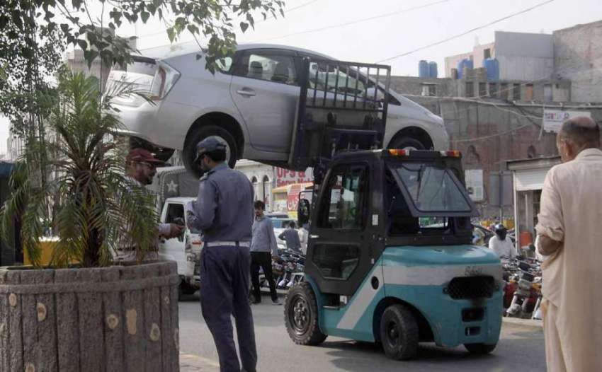 لاہور: ٹریفک وارڈن نو پارکنگ ایریا میں کھڑی گاڑی کو لفٹر ..