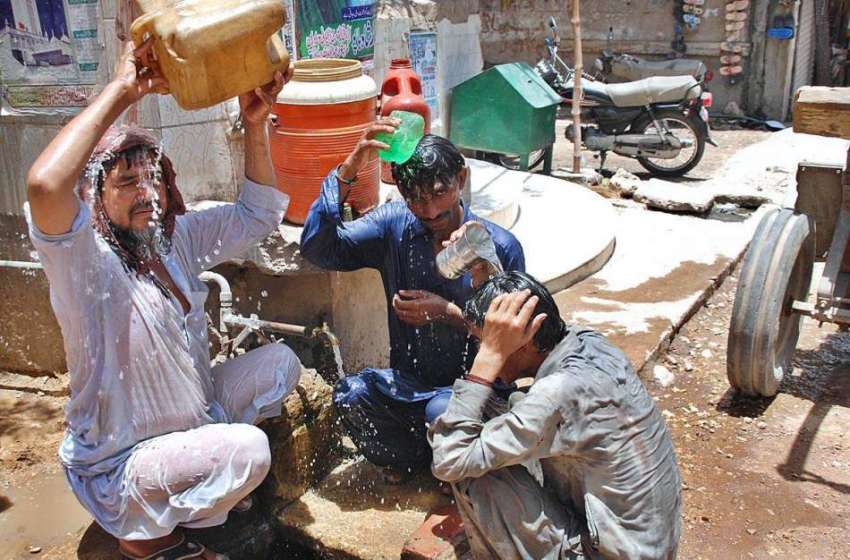 حیدر آباد: شہری گرمی کی شدت کم کرنے کے لیے نہا رہے ہیں۔