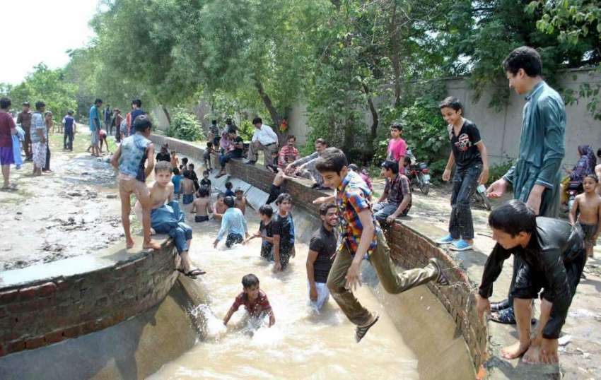 لاہور: پابندی کے باوجود بچے گرمی کی شدت کو کم کرنے کے لیے ..