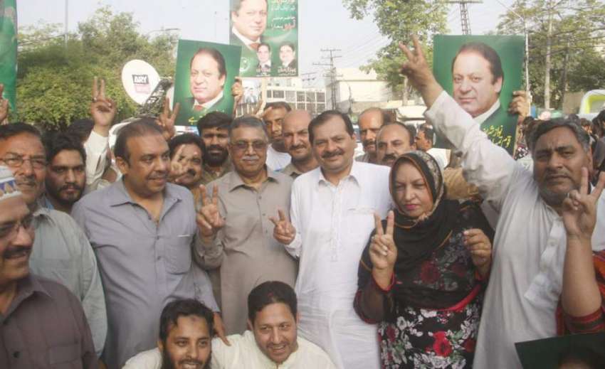 لاہور: مسلم لیگ (ن) کے کارکن پانامہ کیس فیصلے کی خوشی میں ..