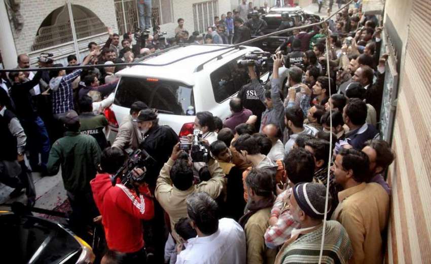 لاہور: پیپلز پارٹی کے چیئرمین بلاول بھٹو زرداری پارٹی کارکن ..