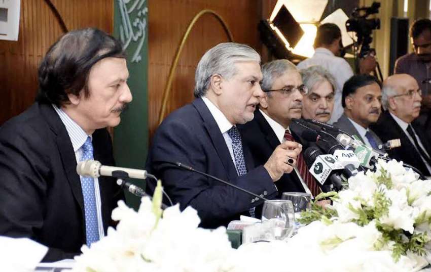 اسلام آباد: وفاقی وزیر خزانہ سینیٹر اسحاق ڈار پوسٹ بجٹ پریس ..