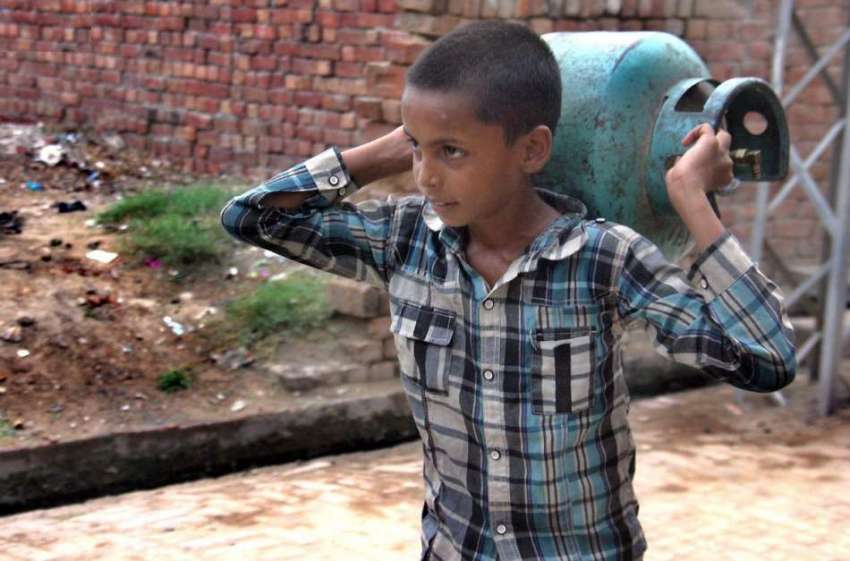 لاہور: ایک بچہ سلنڈر میں گیس بھروانے کے لیے جا رہا ہے۔