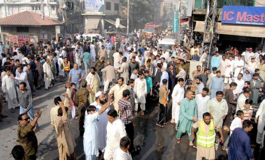 راولپنڈی: کالج روڈ پر لگنے والی آگ کے واقعے کے بعد لوگوں ..