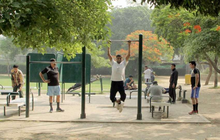 لاہور: جیلانی پارک میں شہری صبح کے وقت ورزش کر رہے ہیں۔