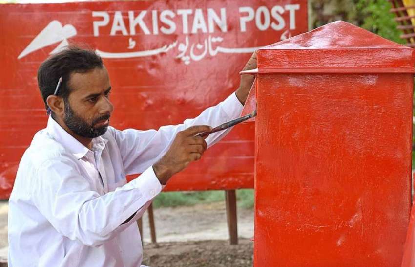 لاڑکانہ: مزدور پاکستان پوسٹ کے لیٹر بکس کو پینٹ کر رہا ہے۔