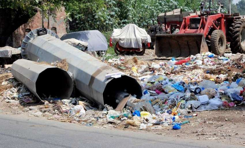 لاہور: باجالائن کے علاقہ میں کورے کے ڈھیر میں پڑا واپڈا کا ..