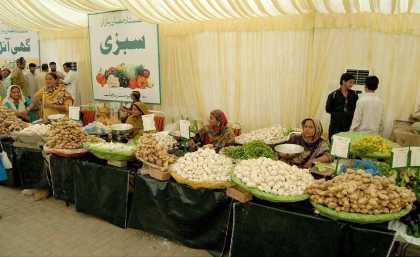 راولپنڈی: شمس آباد سستا رمضان بازار میں خواتین نیں سٹال ..