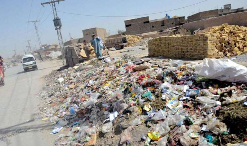 کوئٹہ: گوالمنڈی کے علاقے سڑک کنارے کچرے کے ڈھیر کی وجہ سے ..