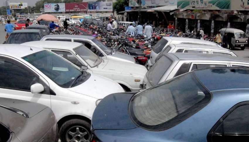 راولپنڈی: احاطہ کچہری کے باہر نو پارکنگ پر گاڑیاں کھڑی ہیں ..