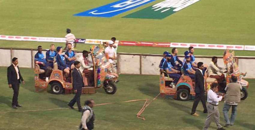 لاہور: ورلڈ الیون کے کھلاڑیوں کو میچ کے آغاز سے قبل خصوصی ..