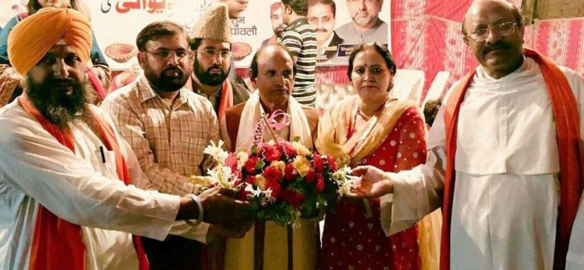 لاہور: ہندو برادری کی مذہبی تقریب ”یوالی“ کے موقع پر ڈاکٹر ..