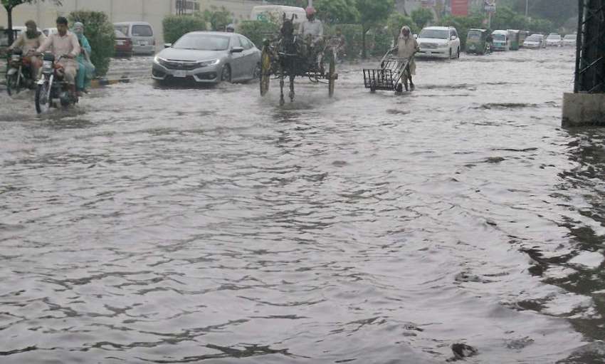 لاہور: صوبائی دارالحکومت میں ہونے والی بارش کے بعد ایک شاہراہ ..