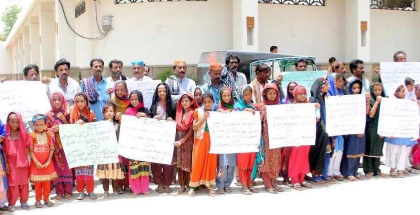 حیدر آباد: بند اسکولوں کی بحالی کے لیے ایجوکیشن آفس پر احتجاجی ..