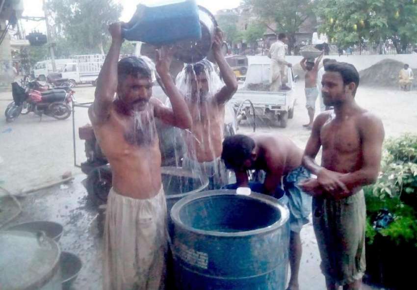 لاہور: مزدور کام کے بعد نہا رہے ہیں۔