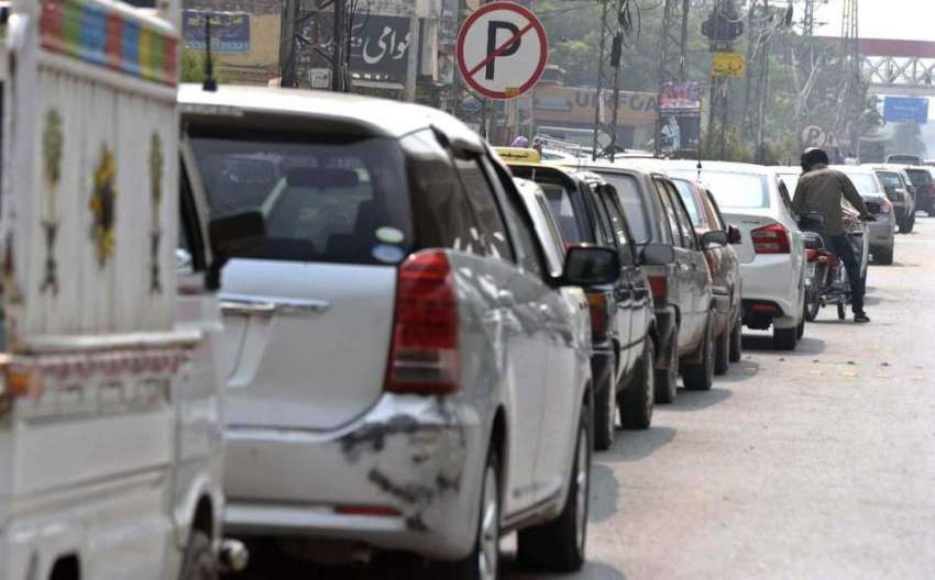 راولپنڈی: نوپارکنگ ایریا میں کھڑی گاڑیوں کے باعث گزرنے والوں ..