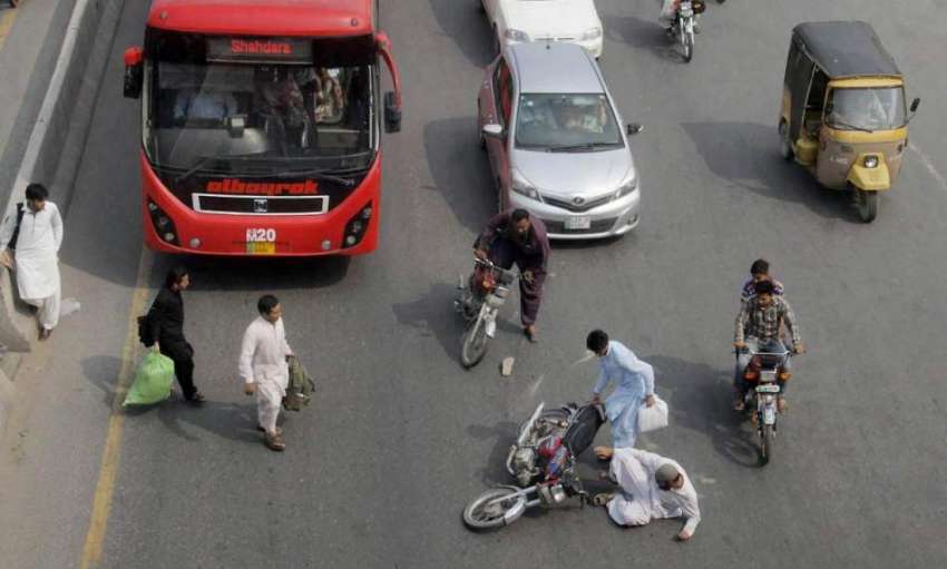 لاہور: لاری اڈا کے قریب تیز رفتاری کے باعث موٹر سائیکلوں ..