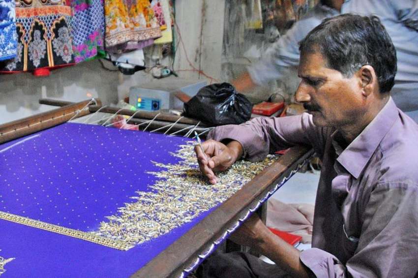 حیدر آباد: کاریگر کپڑے پر کڑھائی کرنے میں مصروف ہے۔