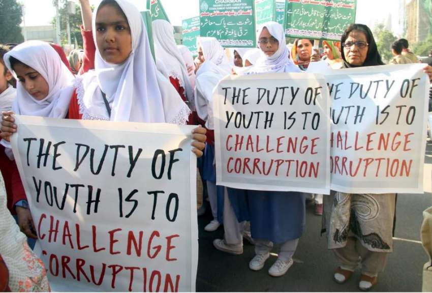 کراچی: خواتین اور بچے کرپشن کے خلاف واک میں شریک ہیں۔