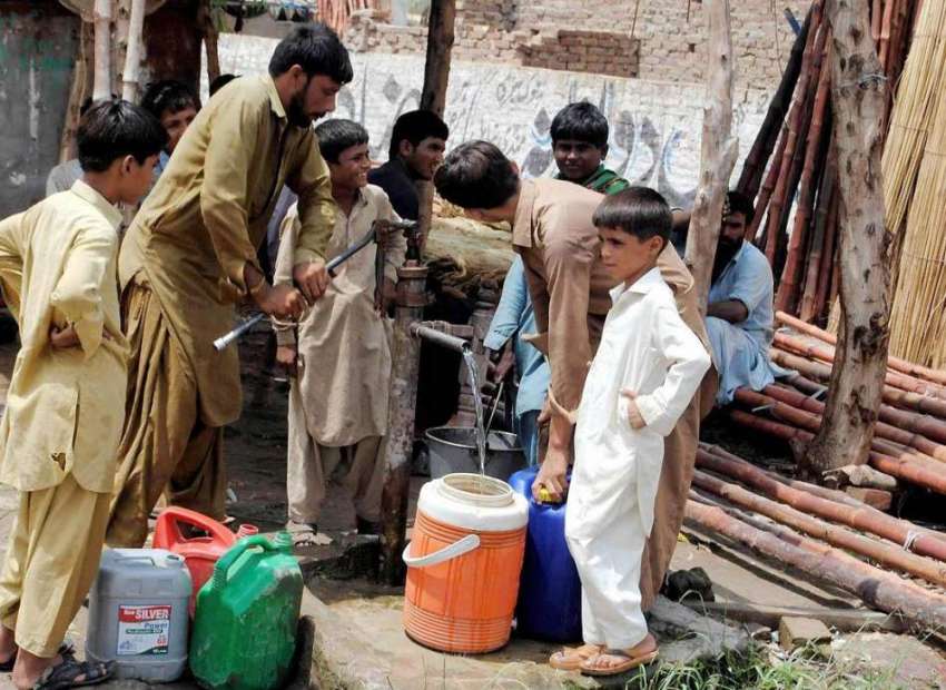 حیدر آباد: ہالا ناکہ پر لوگ ایک نل سے پینے کا پانی بھر رہے ..