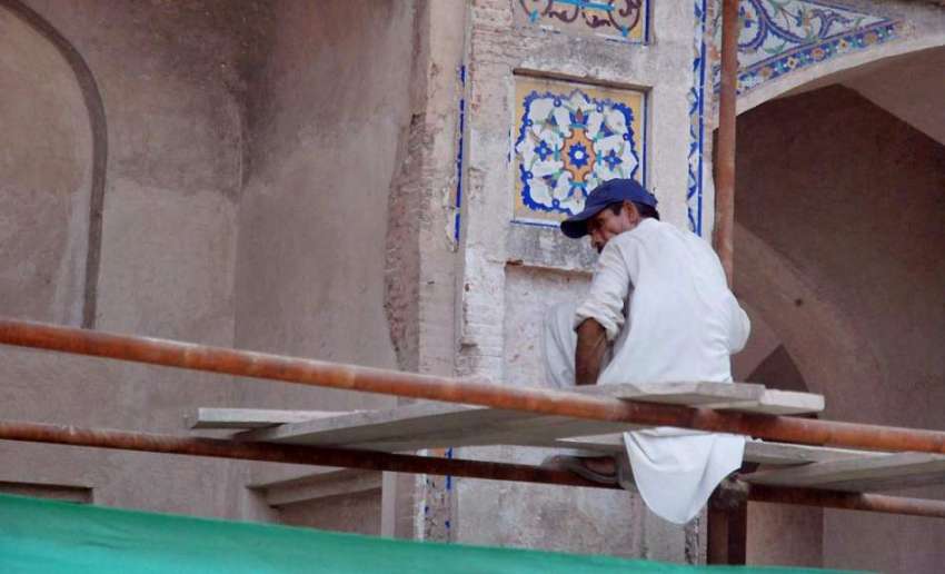 لاہور: ایک مزدور مینار کی تزئین و آرائش کے کام میں مصروف ..