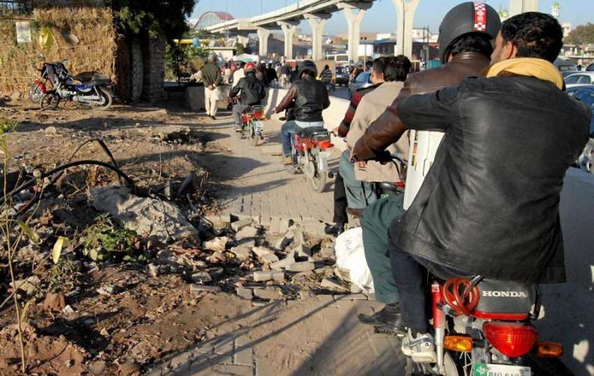 راولپنڈی: شدید ٹریفک جام کے باعث موٹر سائیکل سوار شاٹ کٹ ..