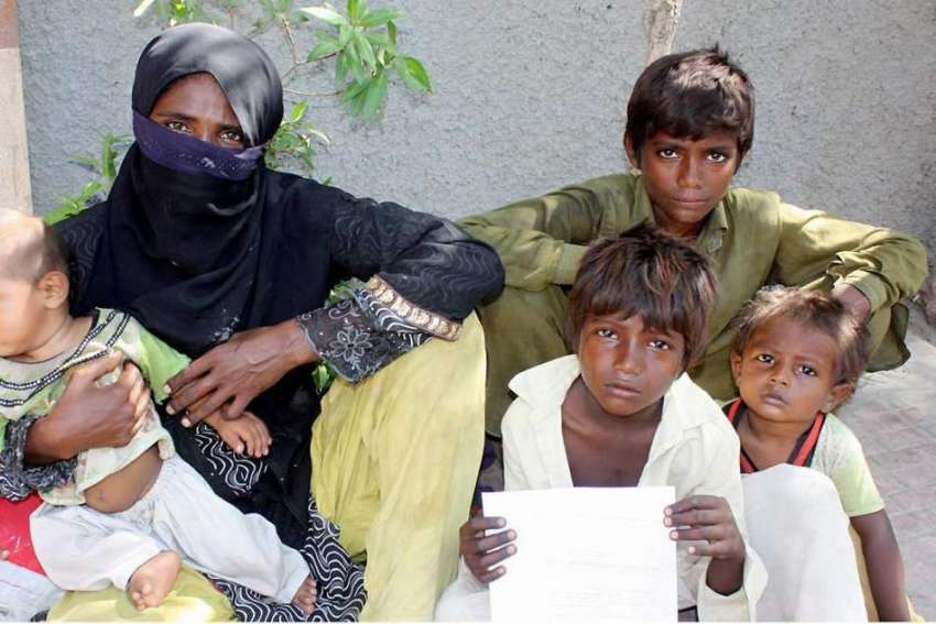 حیدر آباد: ڈیتھا کی رہائشی خاتون اپنے بچوں کے ہمراہ مالی ..