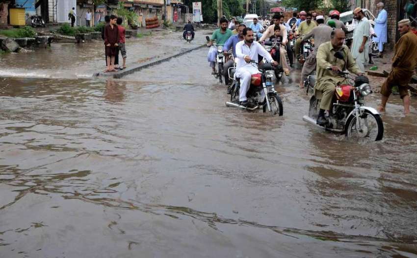 راولپنڈی: موسلا دھار بارش کے بعد رحیم آباد کے علاقہ میں بارش ..
