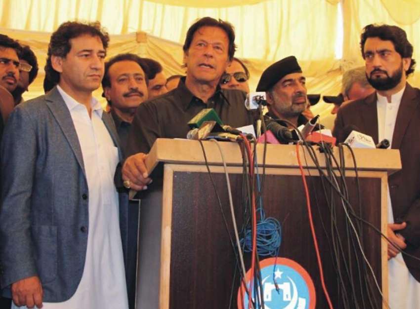کوہاٹ: پاکستان تحریک انصاف کے چیئرمین عمران خان میڈیا سے ..