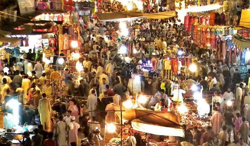 راولپنڈی: بارا بازار سے خواتین عید کے لیے خریداری کرنے والوں ..