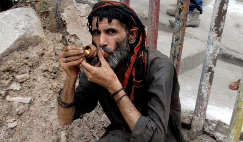 راولپنڈی: نشے کا عادی ایک شخص تمباکو کا نشہ کر رہا ہے۔
