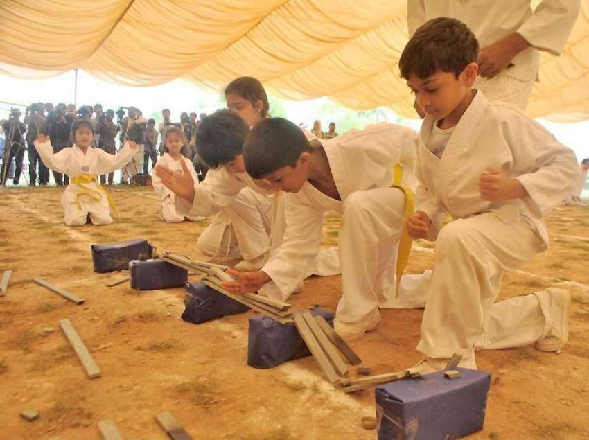راولپنڈی: نجی سکول کے طالبعلم کراٹے میں فن کا مظاہرہ کر رہے ..
