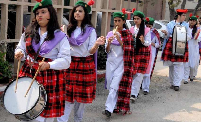 راولپنڈی: وقار النساء کالج میں مہمان خصوصی کی آمد پر طالبات ..