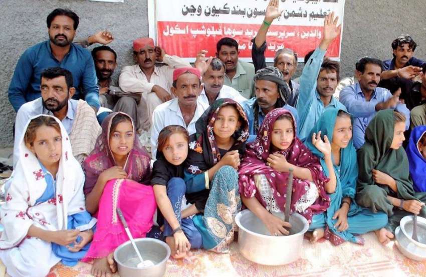 حیدر آباد: مٹیاری کے رہائشی اسکولوں کی بندش کے خلاف احتجاجی ..