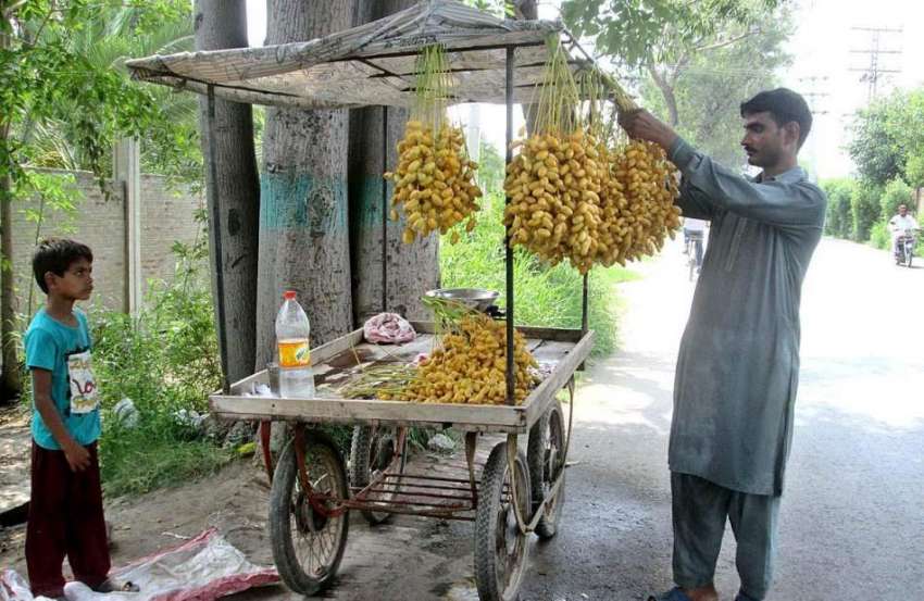 فیصل آباد: ریڑھی بان گاہکوں کو متوجہ کرنے کے لیے کھجوریں ..
