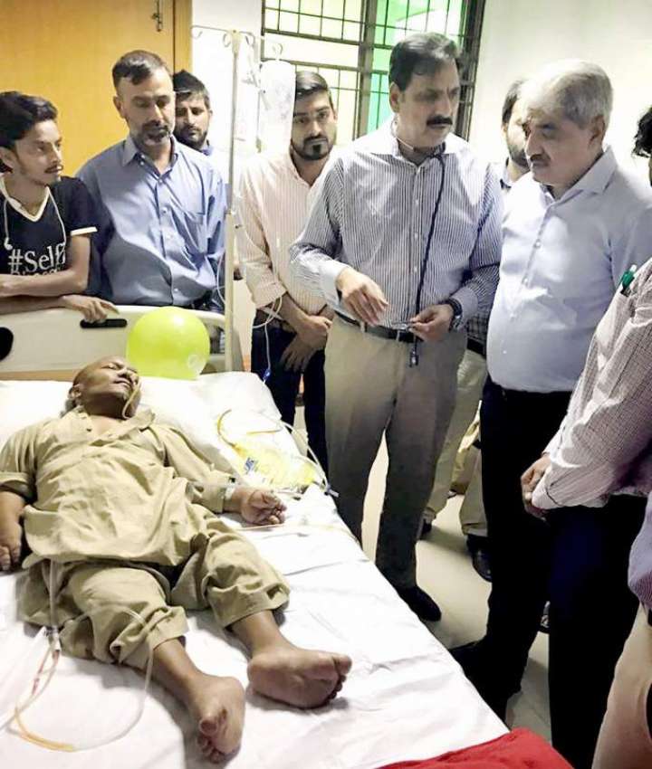 لاہور: صوبائی وزیر صحت خواجہ سلمان رفیق جنرل ہسپتال میں ..