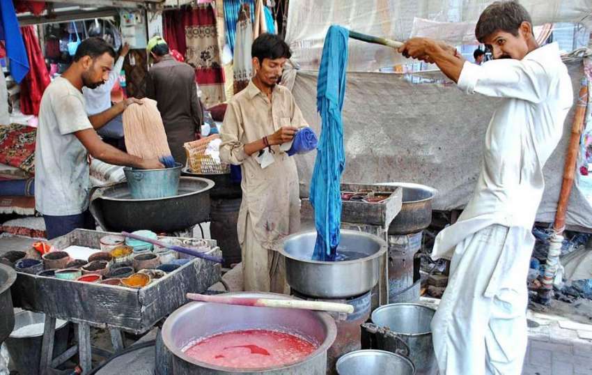حیدر آباد: عید کی آمد کے موقع پر رنگ ساز لیڈیز کپڑوں کو ڈائی ..