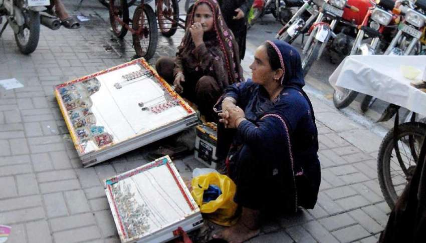 راولپنڈی: خواتین انگوٹھیوں کے باکس لگائے روڈ کنارے گاہکوں ..